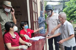 Người dân phường 5, quận Gò Vấp nhận hỗ trợ đợt 3. Ảnh: NGUYỄN HIỀN