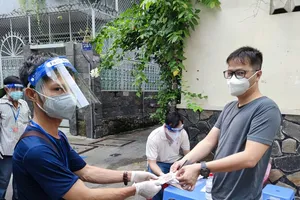 Người dân phường 11 quận Phú Nhuận nhận hỗ trợ đợt 3. Ảnh: NGUYỄN HIỀN