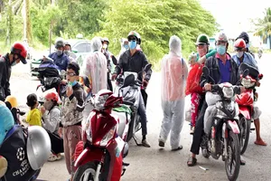 Người dân về quê ở cửa ngõ phía Tây TP.HCM. Ảnh: NGỌC LÀI