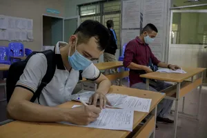 Người lao động đến Trung tâm Dịch vụ việc làm TP.HCM để làm thủ tục hưởng trợ cấp thất nghiệp. Ảnh: NGUYỆT NHI