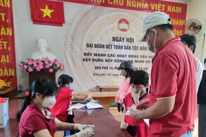 Người dân phường 5 quận Gò Vấp nhận hỗ trợ đợt 3. Ảnh:NGUYỄN HIỀN