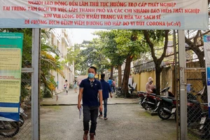 Người lao động đến Trung tâm Dịch vụ việc làm TP.HCM để làm thủ tục về bảo hiểm thất nghiệp. Ảnh: NGUYỆT NHI