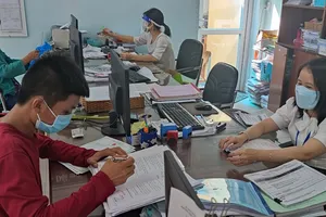 Người đến UBND phường Hiệp Bình Chánh, TP Thủ Đức làm thủ tục hành chính. Ảnh: NGUYỄN HIỀN