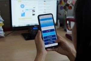 Người dân sử dụng ứng dụng VssID để tra cứu quá trình sử dụng BHYT, BHXH. Ảnh: NGUYỄN HIỀN