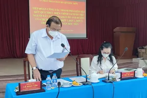 Đoàn kiểm tra, giám sát tại huyện Hóc Môn. Ảnh: NGUYỄN HIỀN