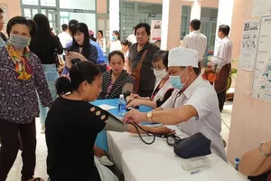 người dân đến đăng ký khám, chữa bệnh tại Bệnh viện Gò Vấp. Ảnh: NGUYỄN HIỀN