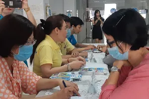 người dân đến tư vấn tham gia BHXH để được nhận lương hưu. Ảnh: VÕ HÀ