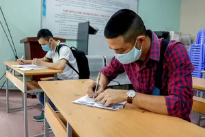 Người lao động đến Trung tâm Dịch vụ việc làm TP.HCM để làm thủ tục hưởng trợ cấp thất nghiệp. Ảnh: NGUYỆT NHI