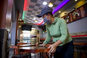 Cửa hàng phục vụ ăn uống tại quận Tân Bình, chuẩn bị ngày hoạt động trở lại sau thời gian ngưng hoạt động. Ảnh: Nguyệt Nhi