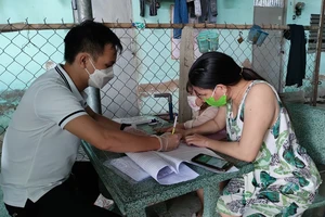 Người dân phường An Phú Đông, quận 12 nhận hỗ trợ đợt 3. Ảnh:NGUYỄN HIỀN