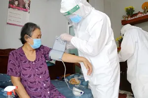 Thăm khám cho F0 điều trị tại nhà ở quận Bình Thạnh, TP.HCM. Ảnh: HOÀNG GIANG