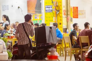 Tiếng ồn từ karaoke tự phát là nỗi ám ảnh với nhiều người dân đô thị. Ảnh: NGUYỆT NHI