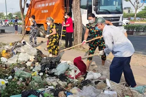 Người dân TP.HCM xuống đường dọn phố đón tết