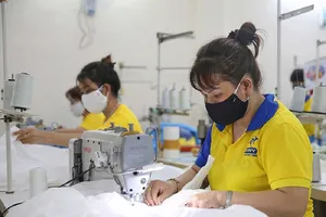 Công nhân làm việc tại một công ty may ở TP.HCM. Ảnh: HOÀNG GIANG
