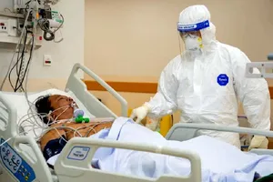 Một F0 nặng đang được điều trị tại Bệnh viện Hồi sức COVID-19. Ảnh: HOÀNG GIANG