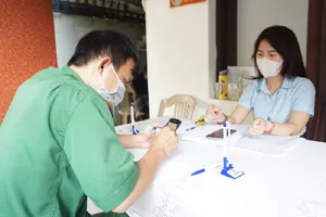 người dân đến liên hệ cơ quan BHXH TP.HCM .Ảnh: NGUYỄN HIỀN