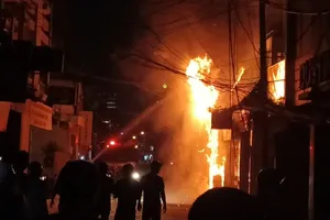 Đám cháy đang được lượng lực chức năng khống chế. Ảnh: Minh Thuận