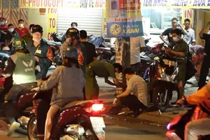 Công an khám nghiệm hiện trường, điều tra. Ảnh: NT