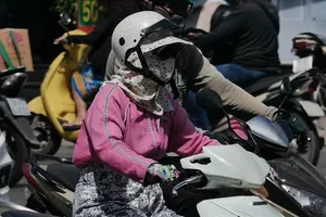 Người dân đang lưu thông trên đường