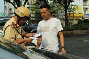 CSGT TP.HCM tổng kiểm tra vi phạm. Ảnh: L.THOA