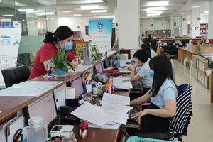 Người lao động đến liên hệ cơ quan BHXH TP.HCM thực hiện các thủ tục liên quan BHXH. Ảnh: Nguyễn Hiền