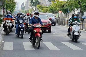 người dân đang điều khiển xe trên đường ở TP HCM. Ảnh: NC