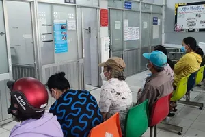Người dân đến khám, chữa bệnh tại bệnh viện Phú Nhuận. Ảnh: NGUYỄN HIỀN
