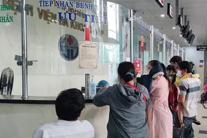 Người dân đến đăng ký khám chữa bệnh tại bệnh viện Gò Vấp.Ảnh: NGUYỄN HIỀN