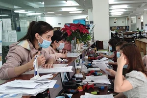 người dân đến đến hệ tại cơ quan BHXH TP.HCM. Ảnh: NGUYỄN HIỀN