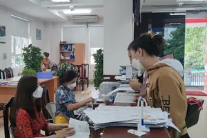 Người dân đến liên hệ cơ quan BHXH TP.HCM. Ảnh: NGUYỄN HIỀN