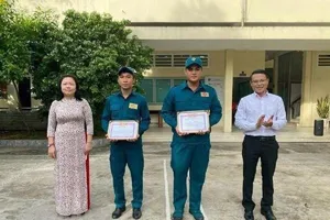 Hai dân quân tự vệ tham gian bắt cướp được khen thưởng . Ảnh: UBND phường cung cấp.