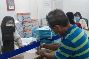 Người dân đến thực hiện thủ tục công chứng tại một văn phòng công chứng ở TP.HCM. Ảnh : Nguyễn Hiền 