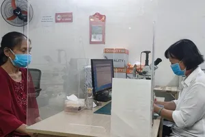 Người dân đến làm hồ sơ công chứng tại một văn phòng công chứng ở TP.HCM. Ảnh: NGUYỄN HIỀN