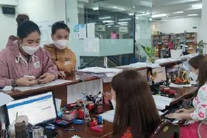 Người dân đến cơ quan Bảo hiểm xã hội TP.HCM làm thủ tục hành chính liên quan đến BHXH. Ảnh: Nguyễn Hiền