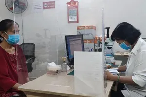 Người dân phải đến làm thủ tục trực tiếp tại văn phòng công chứng. Ảnh: NGUYỄN HIỀN