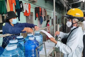 Người lao động đang ở trọ tại phường An Phú Đông, quận 12, TP.HCM. Ảnh: NGUYỄN HIỀN 