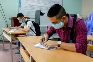 Người lao động đến Trung tâm Dịch vụ việc làm TP.HCM để làm thủ tục hưởng trợ cấp thất nghiệp. Ảnh: NGUYỆT NHI