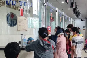 Người dân đến đăng ký khám chữa bệnh BHYT quận Gò Vấp. Ảnh: NGUYỄN HIỀN