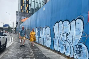 Hàng rào công trình bị vẽ bậy bôi bẩn, nhem nhuốc làm mất mỹ quan đô thị. Ảnh: HUỲNH THƠ