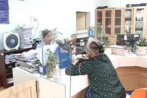 Người dân đến cơ quan BHXH tại TP.HCM đã thực hiện các thủ tục liên quan đến BHXH, BHYT. Ảnh: NGUYỄN HIỀN