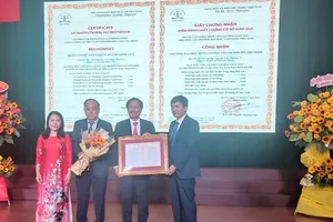 Trường Đại học Hùng Vương đón nhận Giấy chứng nhận kiểm định chất lượng giáo dục. Ảnh: VÕ HÀ
