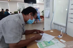 Người dân đến cơ quan BHXH TP.HCM thực hiện các thủ tục liên quan đến BHXH. Ảnh: Nguyễn Hiền