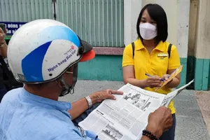 Người dân được tư vấn những quyền lợi khi tham gia BHXH tự nguyện. Ảnh: NGUYỄN HIỀN