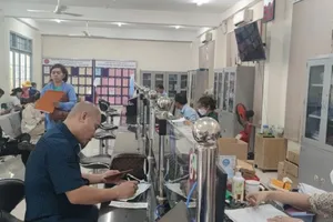 Người dân đến UBND phường 5, quận Gò Vấp thực hiện các thủ tục hành chính. Ảnh: NH 