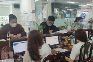 Người lao động đến cơ quan BHXH TP.HCM làm thủ tục liên quan đến BHXH. Ảnh: NGUYỄN HIỀN