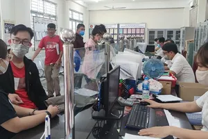 Người lao động đến cơ quan BHXH TP.HCM thực hiện các thủ tục hành chính liên quan đến BHXH, BHYT. Ảnh: NGUYỄN HIỀN