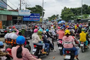 Người dân lưu thông bằng xe máy về quê vào dịp lễ, tết. Ảnh: VŨ HỘI