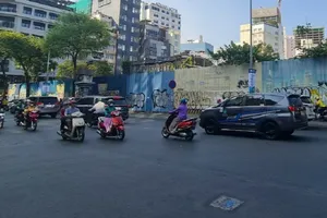 Chủ xe gắn máy tự ý thay đổi màu sơn của xe không đúng với giấy đăng ký xe. Ảnh: NH