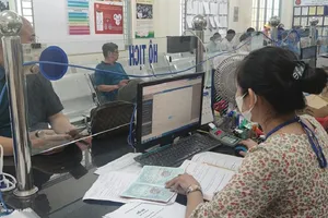 Người dân đến thực hiện các thủ tục hành chính tại phường 5, quận Gò Vấp, TP.HCM. Ảnh: NGUYỄN HIỀN