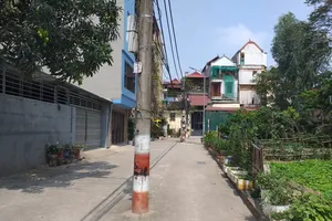 Những cây cột điện đứng giữa lối đi tại ngách 225 Đường Thụy Phương, gây khó khăn cho việc đi lại của người dân. Ảnh: TRỊNH VIẾT HIỆP